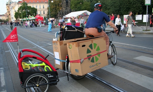 Táta, tři synové a náklad na jednom bicyklu Táta, tři synové a náklad na jednom bicyklu