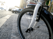 Cyklista vrazil do dopravní značky a zabil se