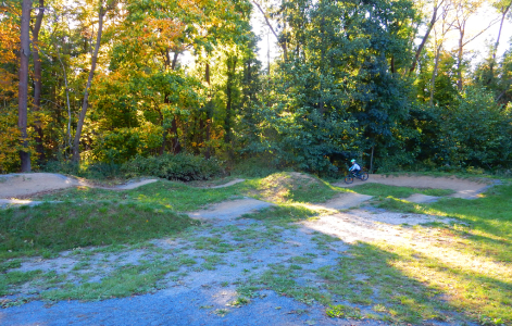 Pumptrack Nouzov je malý, milý a přátelský