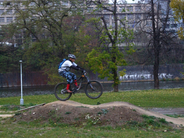 VIDEO Bikepark na Štvanici v Praze