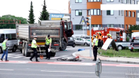 Náklaďák zajel cyklistu na cyklopruhu v Kobylisích