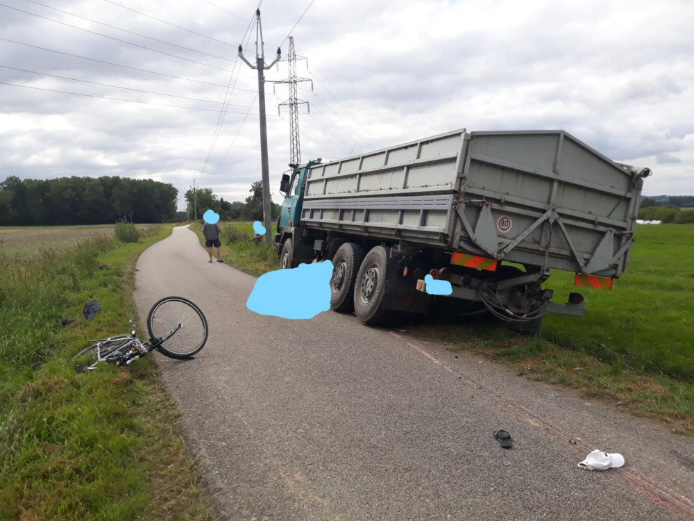 Cyklistka spadla u Modlešovic pod kola nákladního auta.