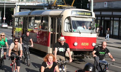 Na kole do tramvaje