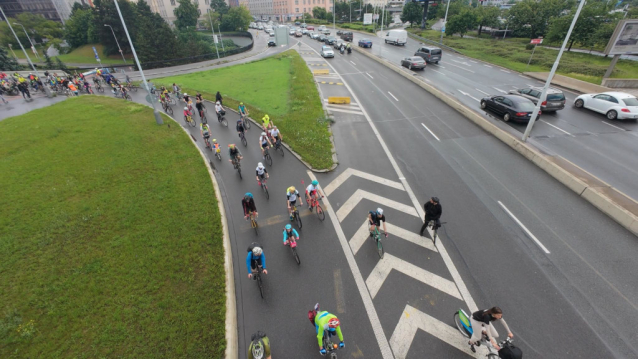 Stovky cyklistů oslavily Světový den kola průjezdem Prahy