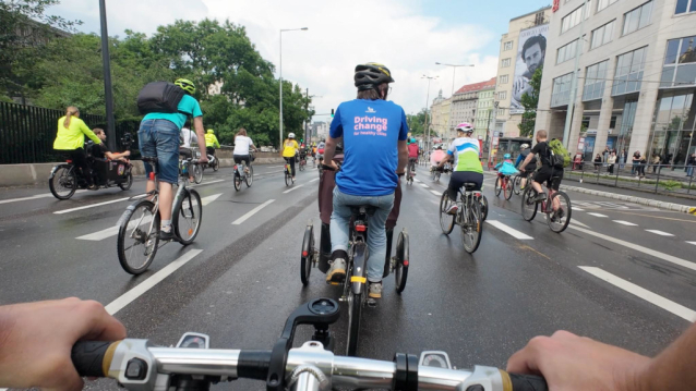Stovky cyklistů oslavily Světový den kola průjezdem Prahy