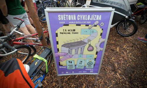 Stovky cyklistů oslavily Světový den kola průjezdem Prahy Stovky cyklistů oslavily Světový den kola průjezdem Prahy