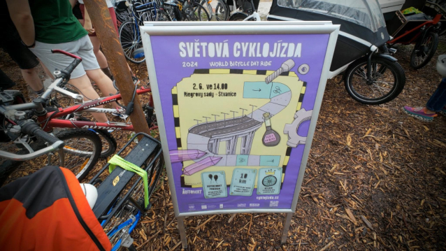 Stovky cyklistů oslavily Světový den kola průjezdem Prahy