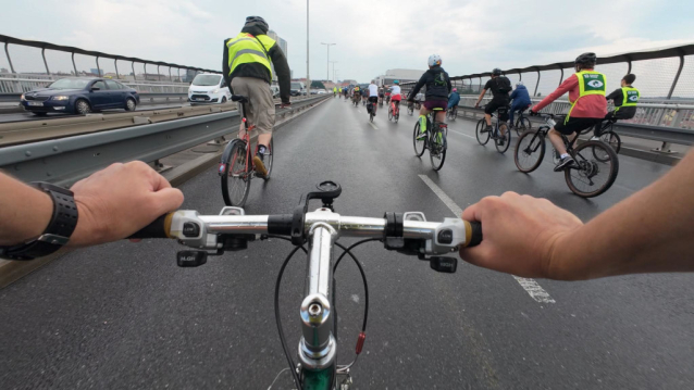 Stovky cyklistů oslavily Světový den kola průjezdem Prahy