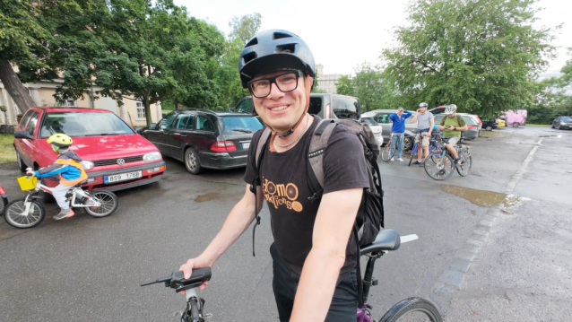 Stovky cyklistů oslavily Světový den kola průjezdem Prahy