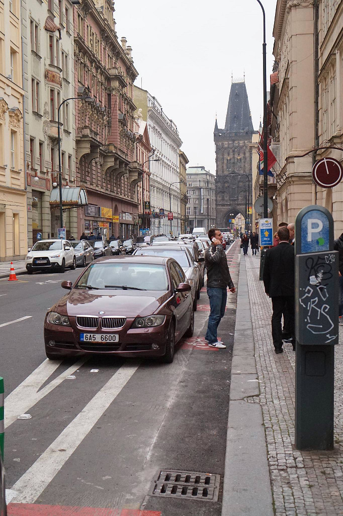 Hybernská ulice v Praze: O kousek dál stáli jeho kamarádi. Je to před sídlem ČSSD a všichni pánové měli na krku svítivě oranžové kravaty.
