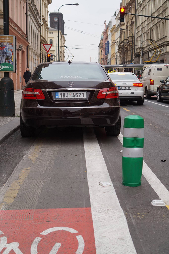 Praha, Hybernská ulice: Nejspíše měl pocit, že v odbočovacím pruhu příliš překáží autům a aby nepřekážel, tak zaparkoval v pruhu vyhrazeném pro cyklisty.