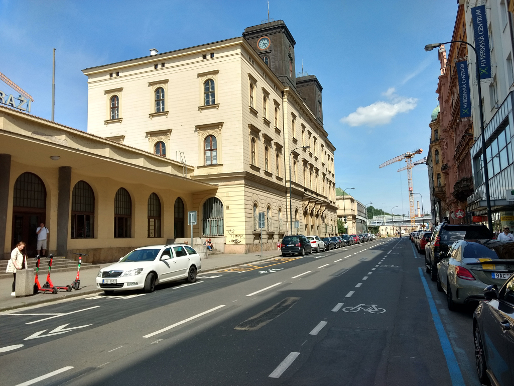 Masarykovo nádraží, Hybernská ulice v Praze.