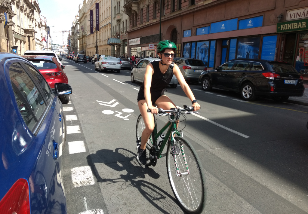 Cyklistka jede Hybernskou ulicí k Prašné bráně.