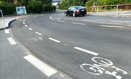 Nesmyslné cyklopruhy na Zahradním Městě v Praze Nesmyslné cyklopruhy na Zahradním Městě v Praze