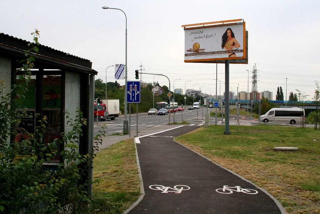 Cyklostezka u Baumaxu na Bohdalci.