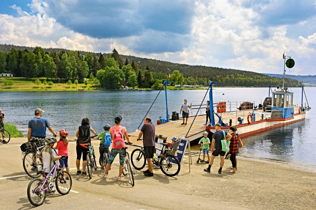 Cyklisté se naloďují na přívoz přes Lipno.