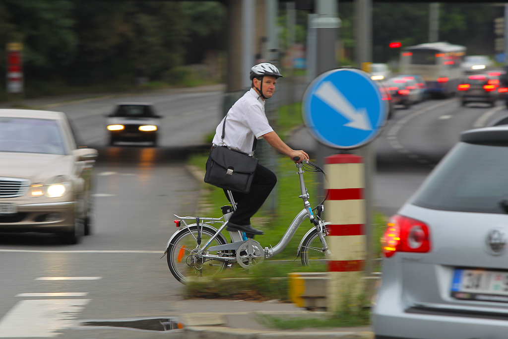 Praha, cyklistický přejezd přes Vídeňskou ulici.