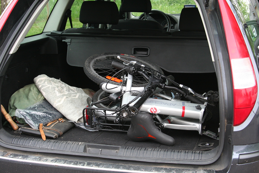 Skládací elektrokolo Apache Chitto v zavazadlovém prostoru osobního auta. 