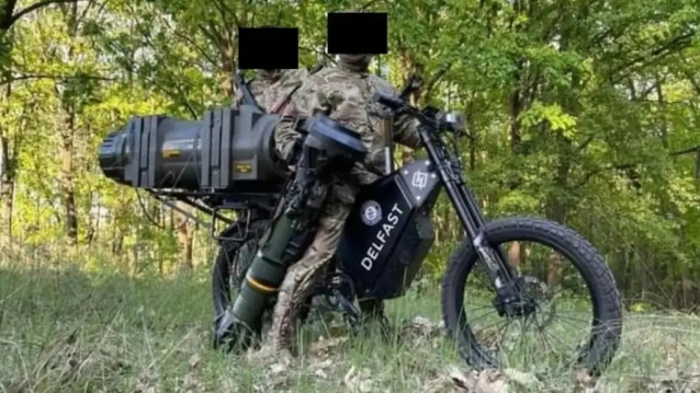 Ukrajinští vojáci jezdí s protitankovými střelami na elektrokolech