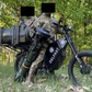 Ukrajinští vojáci jezdí s protitankovými střelami na elektrokolech
