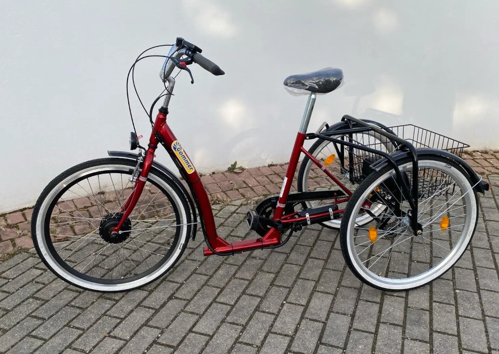 Elektrická tříkolka se sníženým nástupem.