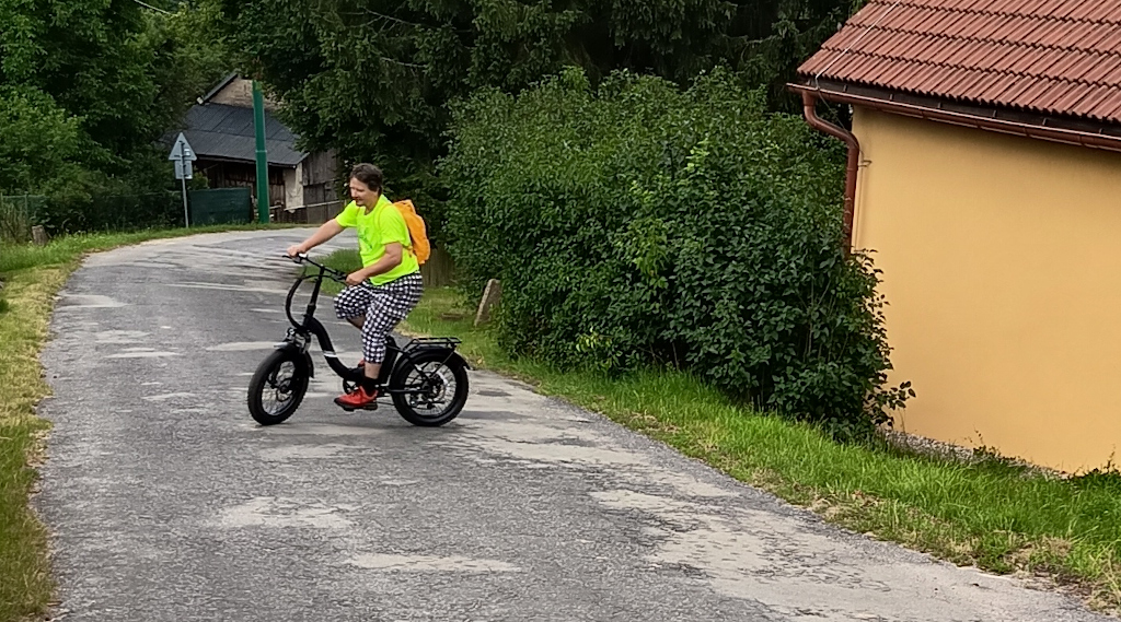 Elektrokolo na vesnici: e-bike Touroll S2, boty Columbia, batoh Fjällräven Kanken.