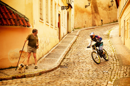 Test cyklistických helem: bezpečnost především!