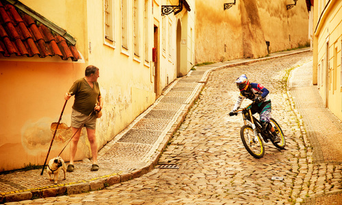 Test cyklistických helem: bezpečnost především!