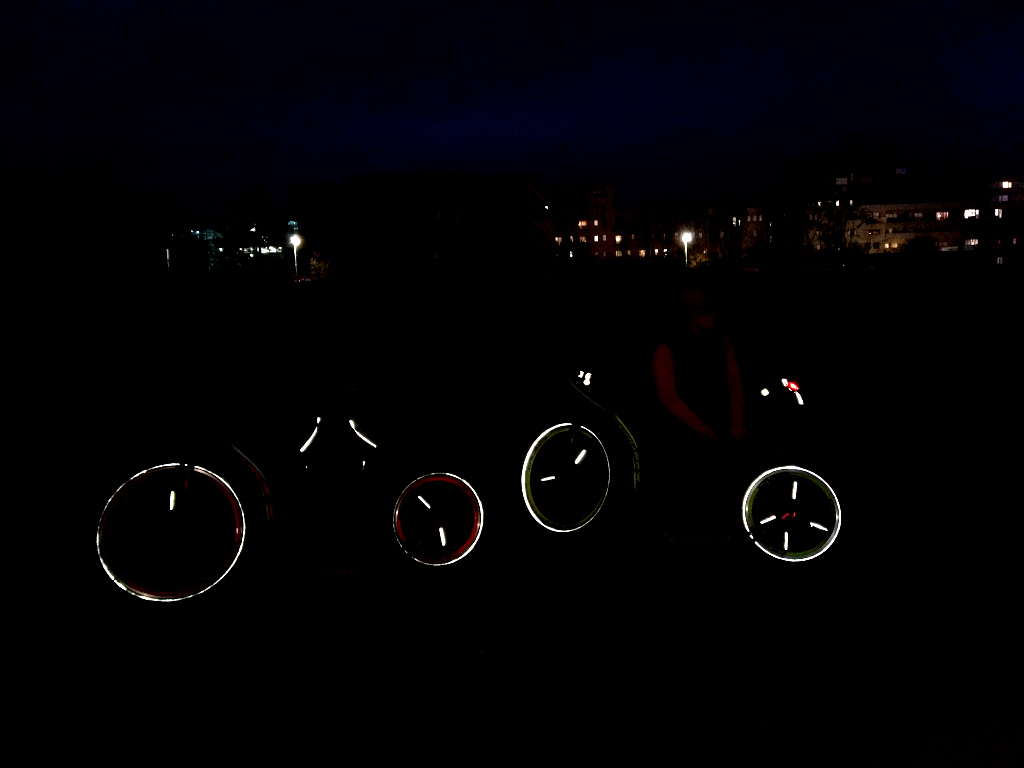 Tmavý večer na Vltavské cyklostezce u Modřan.