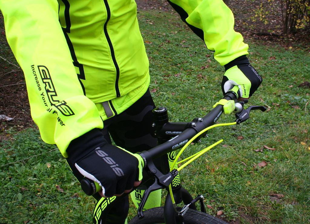 Cyklistická a koloběžkářská bunda Crussis.