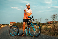 Den plus: na koloběžce z Brna na Říp Den plus: na koloběžce z Brna na Říp