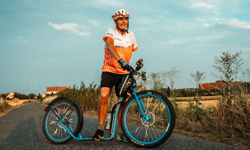 Den plus: na koloběžce z Brna na Říp Den plus: na koloběžce z Brna na Říp