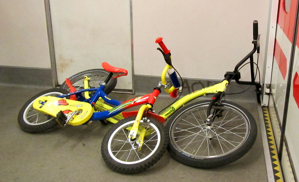 Koloběžka Kostka Hill a dětské kolo v metru.