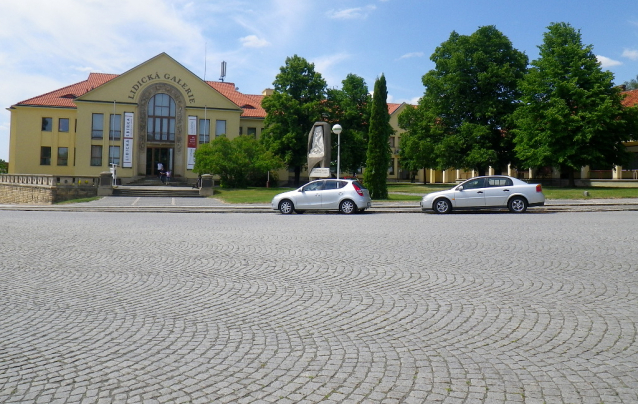 Do Kladna a Lidic na koloběžce