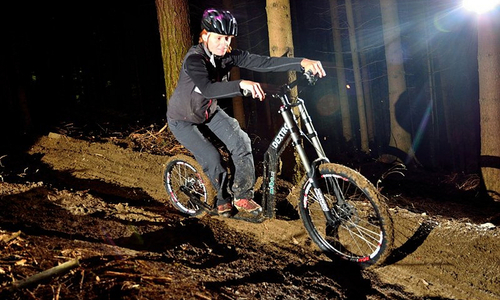 Koloběžka MiBo Dextro jede dolů Koloběžka MiBo Dextro jede dolů