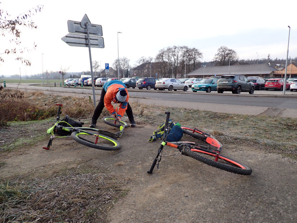 Hněvice. Koloběžka Crussis Urban 4.1 potřebuje vyměnit zadní pneumatiku.
