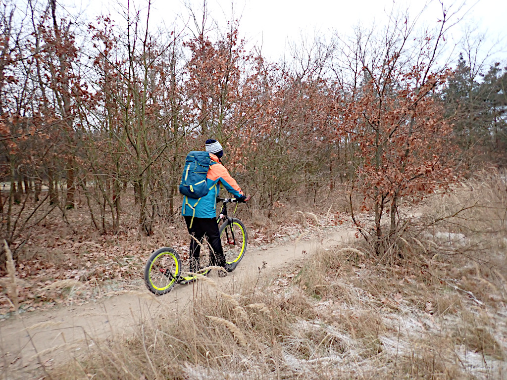 Na koloběžce okolo pískovny Dobříň.