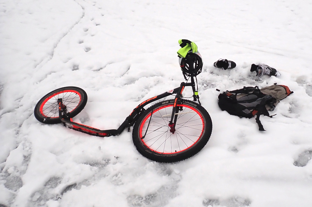 Vybavení na zimní koloběžkovou jízdu.