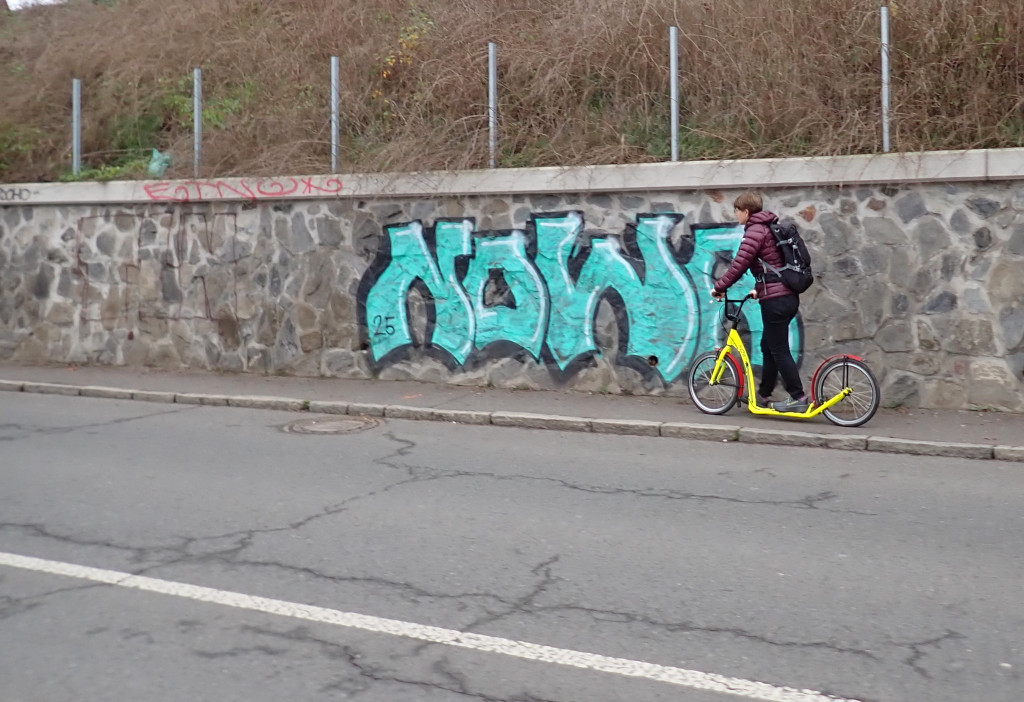 Záběhlická ulice u Botiče. Koloběžka Kostka Twenty, batoh Loop Airbone 30, bunda Columbia Titanium Arctic a boty Columbia Konos Trillium ATR.