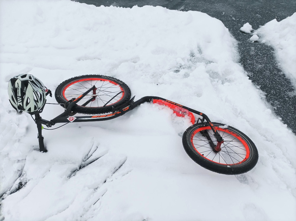 Koloběžka Crussis na Hostivařské přehradě ve sněhu.