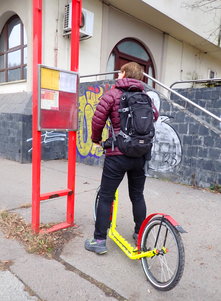 V Záběhlicích u Botiče: koloběžka Kostka Twenty, batoh Loop Airbone 30, bunda Columbia Titanium Arctic a boty Columbia Konos Trillium ATR.