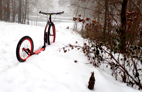 Hostivařská přehrada za oblevy: brusle a koloběžka