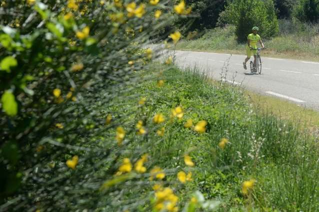 Šest jede mužů Tour de France. Na koloběžkách!