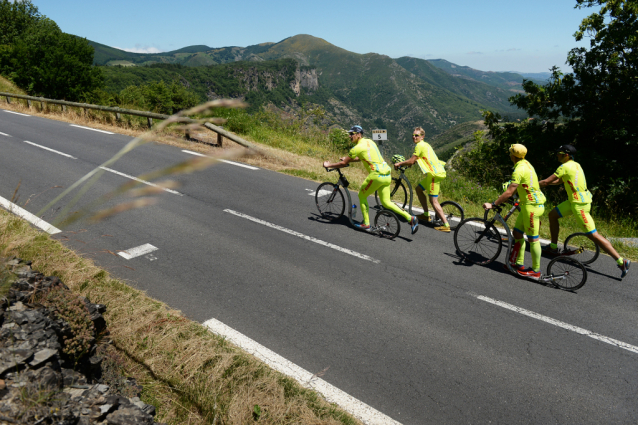 Šest jede mužů Tour de France. Na koloběžkách!