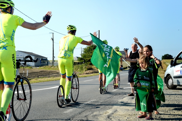 Šest jede mužů Tour de France. Na koloběžkách!