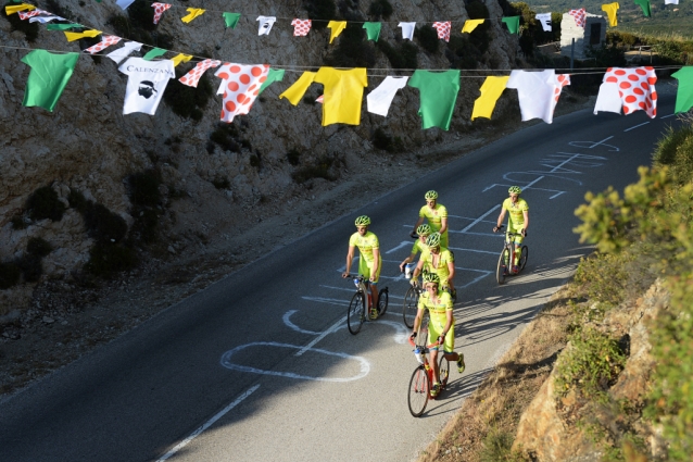 Šest jede mužů Tour de France. Na koloběžkách!