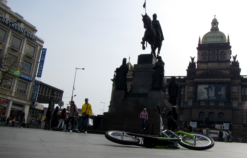 Koloběžka Yedoo Mezeq na Václavském náměstí v Praze.