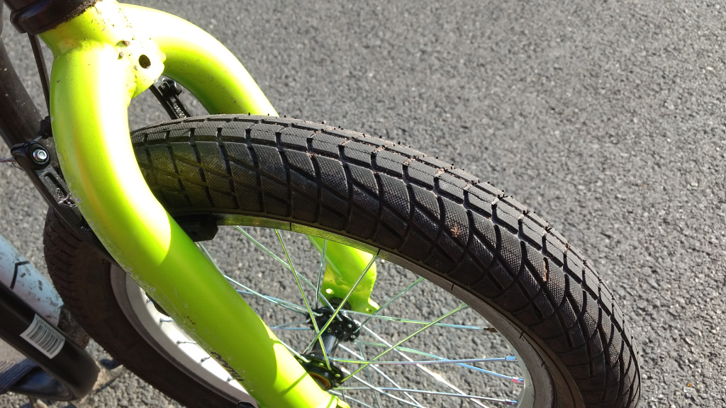 Hrubý vzorek pneumatiky Kenda na koloběžce Yedoo City.