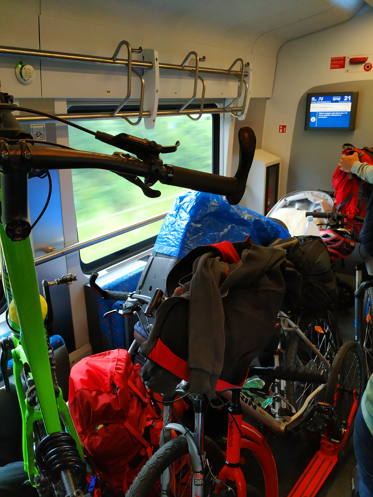 Cyklisté a koloběžkáři ve vlaku.