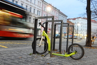 Co musí vytrpět cyklisté a koloběžkáři na Vinohradské ulici v Praze?